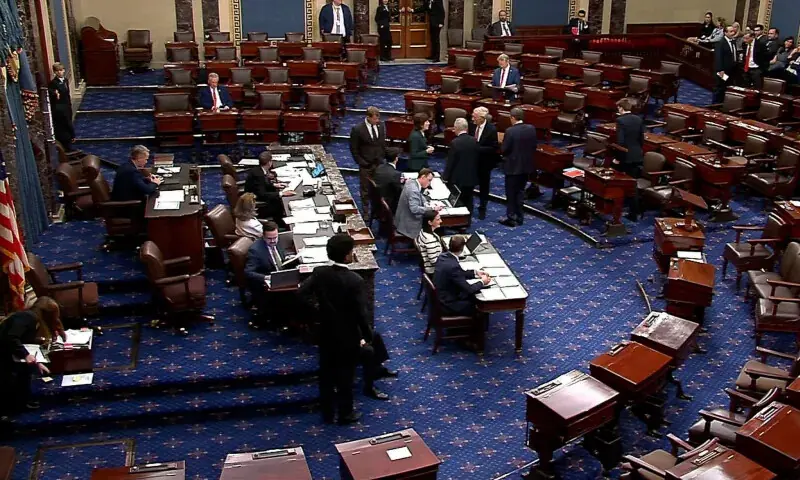 سینیٹ میں 8 ڈیموکریٹک ارکان نے ریپبلکنز کے ساتھ شامل ہو کر 40-60 کے ووٹ میں حمایت کی — فوٹو: یو ایس سینیٹ ٹی وی سینیٹ میں 8 ڈیموکریٹک ارکان نے ریپبلکنز کے ساتھ شامل ہو کر 40-60 کے ووٹ میں حمایت کی — فوٹو: یو ایس سینیٹ ٹی وی