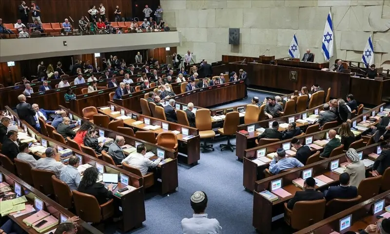 اس وقت خواتین اور بچوں سمیت 10 ہزار سے زائد فلسطینی اسرائیلی جیلوں میں قید ہیں۔
—فوٹو: انادولو اس وقت خواتین اور بچوں سمیت 10 ہزار سے زائد فلسطینی اسرائیلی جیلوں میں قید ہیں۔
—فوٹو: انادولو