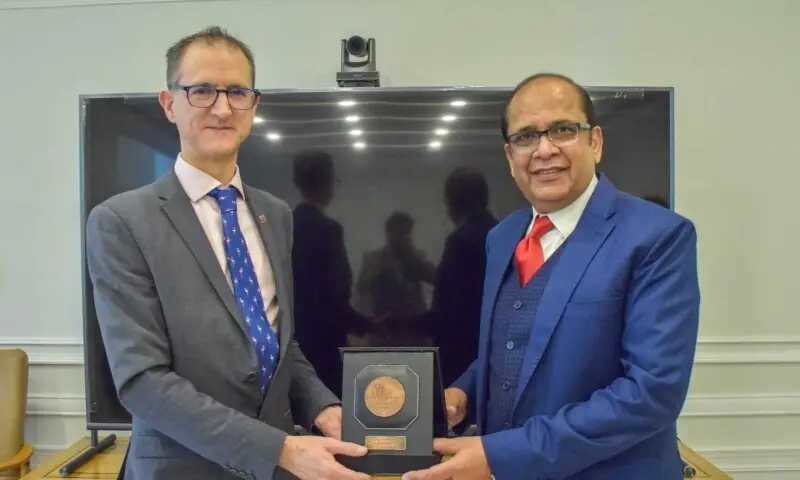 Acting Chairman NAB Mr. Sohail Nasir presenting NAB memnto to Mr. Graeme Biggar CBE, Director General of UK&rsquo;s National Crime Agency (NCA) on 11th November. &mdash; Press Information Department (PID)