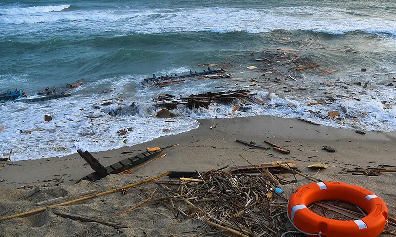 یہ کشتی 47 مردوں اور 2 خواتین کو لے کر 3 نومبر کو زوارہ شہر سے روانہ ہوئی تھی —فائل فوٹو: اے ایف پی یہ کشتی 47 مردوں اور 2 خواتین کو لے کر 3 نومبر کو زوارہ شہر سے روانہ ہوئی تھی —فائل فوٹو: اے ایف پی