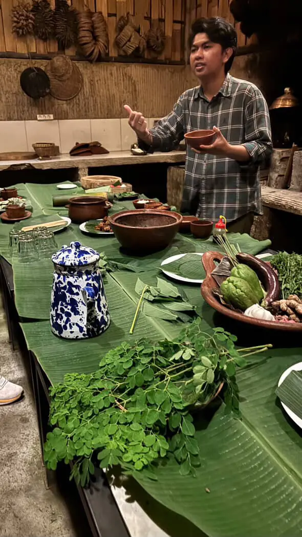  Krishna welcomes us into the family kitchen, where we’ll prepare a traditional Balinese meal together before darkness falls. 