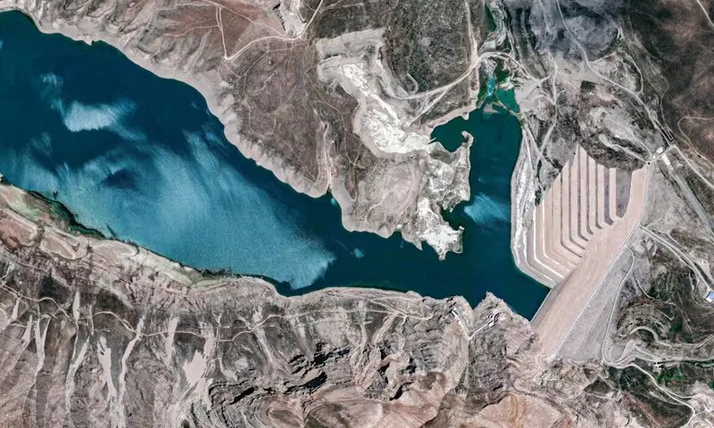 امول میں واقع لر ڈیم کی سیٹلائٹ سے لی گئی تصویر جس میں پانی کی کم سطح واضح ہے— فوٹو: رائٹرز امول میں واقع لر ڈیم کی سیٹلائٹ سے لی گئی تصویر جس میں پانی کی کم سطح واضح ہے— فوٹو: رائٹرز