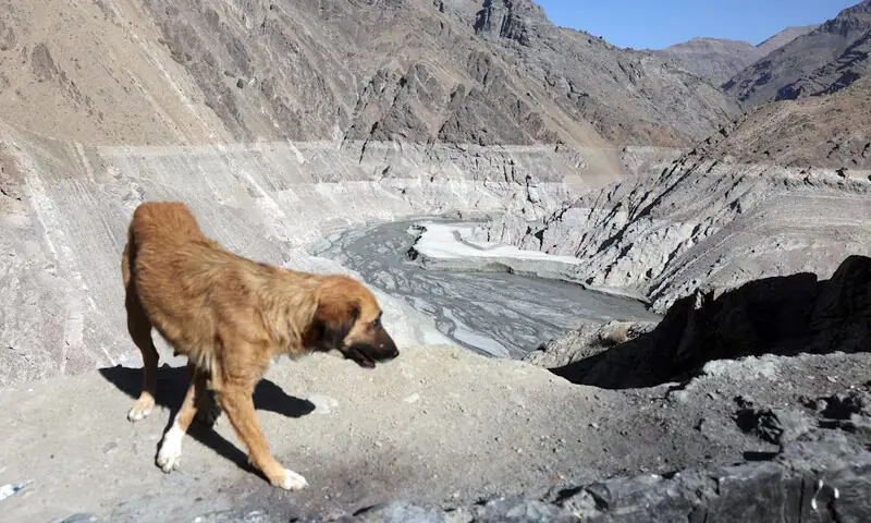 تہران کا امیرکبیر ڈیم خشک ہوچکا ہے— فوٹو: رائٹرز تہران کا امیرکبیر ڈیم خشک ہوچکا ہے— فوٹو: رائٹرز