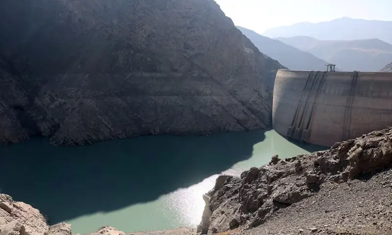 تہران میں امیر کبیر ڈیم میں پانی کی کم سطح واضح ہے— فوٹو: رائٹرز تہران میں امیر کبیر ڈیم میں پانی کی کم سطح واضح ہے— فوٹو: رائٹرز