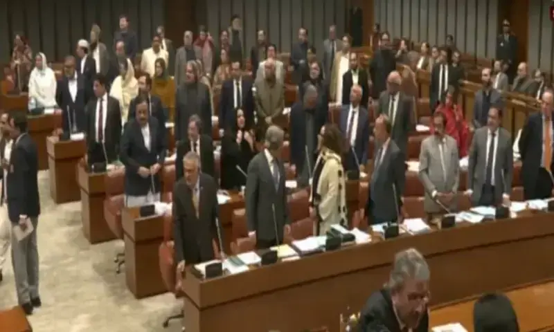 سینیٹر سیف اللہ ابڑو اور سینیٹر احمد خان نے بھی ترمیم کے حق میں ووٹ دیا — فائل فوٹو: ڈان سینیٹر سیف اللہ ابڑو اور سینیٹر احمد خان نے بھی ترمیم کے حق میں ووٹ دیا — فائل فوٹو: ڈان