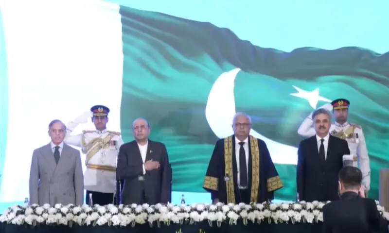President Asif Ali Zardari administers oath to Justice Aminuddin Khan. &mdash; DawnNewsTV