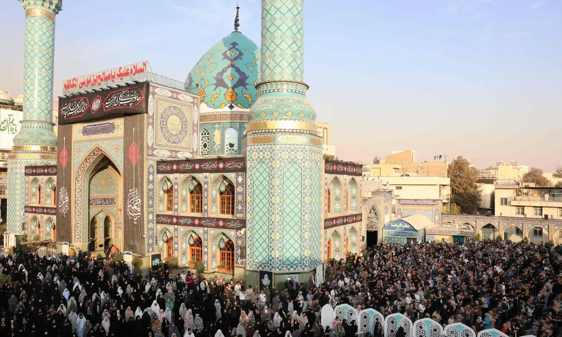 پہاڑی چوٹیوں پر اس وقت تک عام طور پر برف جمی ہوتی ہے، لیکن اس سال وہ بھی خشک ہیں — فوٹو: اے ایف پی