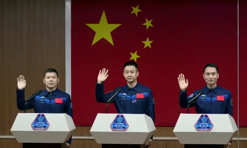 سی ایم ایس اے کے مطابق شینژو-20 خلائی جہاز کے ریٹرن کیپسول کی کھڑکی میں چھوٹی دراڑیں‘ پائی گئیں — فوٹو: چائنا ڈیلی/رائٹرز سی ایم ایس اے کے مطابق شینژو-20 خلائی جہاز کے ریٹرن کیپسول کی کھڑکی میں چھوٹی دراڑیں‘ پائی گئیں — فوٹو: چائنا ڈیلی/رائٹرز