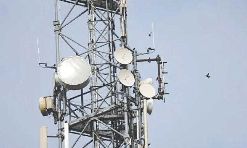 A file photo of satellite dishes.—Reuters/file A file photo of satellite dishes.—Reuters/file