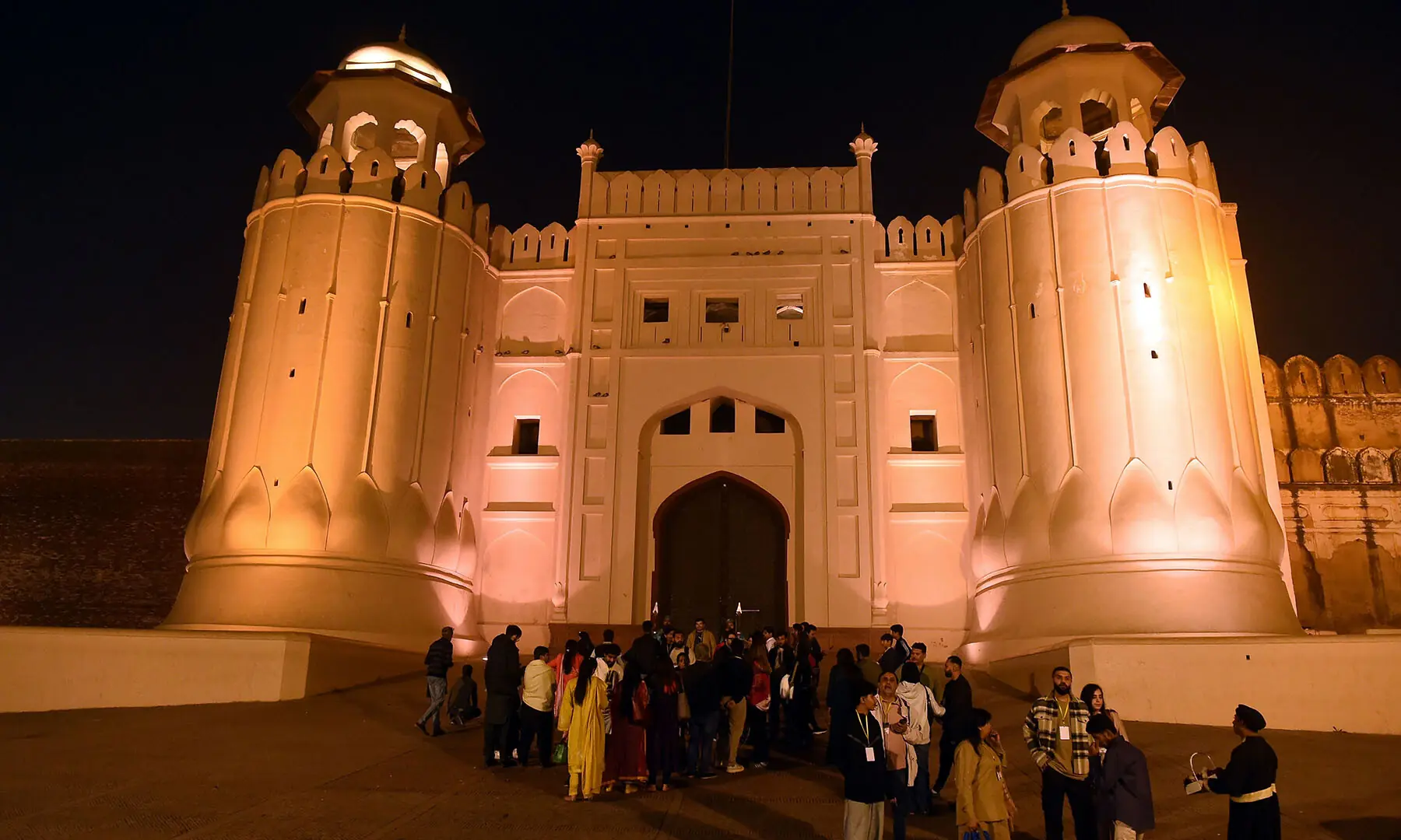 Tourists visit the Alamgiri Gate in Lahore&rsquo;s old town during a night tour on November 15. &mdash; White Star/Murtaza Ali