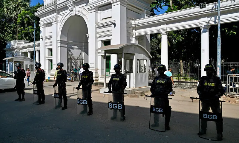 فیصلہ سنائے جانے کے موقع پر عدالت کے باہر سخت حفاظتی انتظامات کیے گئے تھے — فوٹو: اے ایف پی فیصلہ سنائے جانے کے موقع پر عدالت کے باہر سخت حفاظتی انتظامات کیے گئے تھے — فوٹو: اے ایف پی