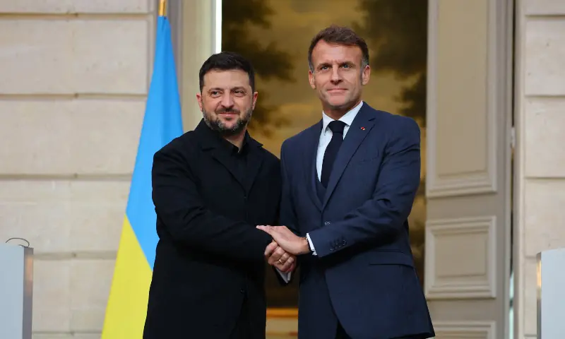 France’s President Emmanuel Macron (R) and Ukraine’s President Volodymyr Zelensky shake hands after a joint press conference at the Elysee presidential Palace in Paris on November 17, 2025. — AFP France’s President Emmanuel Macron (R) and Ukraine’s President Volodymyr Zelensky shake hands after a joint press conference at the Elysee presidential Palace in Paris on November 17, 2025. — AFP