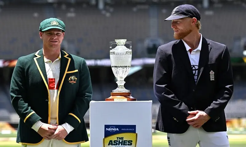 Australian captain Steve Smith (L) and his England counterpart Ben Stokes pose next to the Waterford Crystal Ashes trophy at Perth Stadium in Perth on November 20, 2025.&mdash;AFP