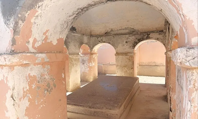 Robert Sandeman&rsquo;s derelict tomb in Balochistan, with damaged walls and paint peeling off | Khalil Roonjah