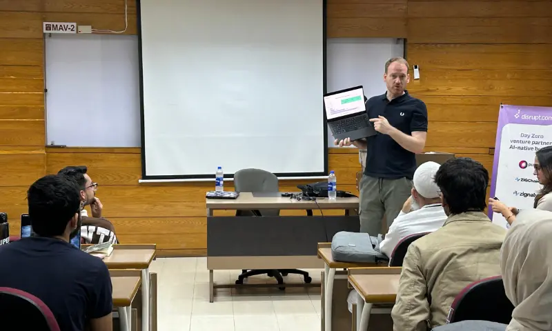 Entrepreneur and investor Dr Jonathan Doerr speaks during an interactive session at Institute of Business Administration in Karachi on Thursday. &mdash; Photo by author
