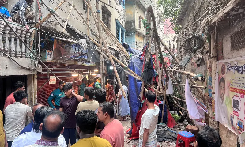 Residents stand in an alley after vacating their house next to a fallen scaffolding following an earthquake in Dhaka, Bangladesh, November 21, 2025. — Reuters Residents stand in an alley after vacating their house next to a fallen scaffolding following an earthquake in Dhaka, Bangladesh, November 21, 2025. — Reuters