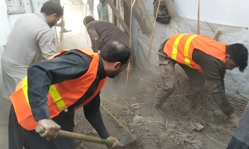 Rescue 1122 personnel work at the site of a roof collapse in Pabbi, Nowshera, Khyber Pakhtunkhwa on Saturday. &mdash; Rescue 1122