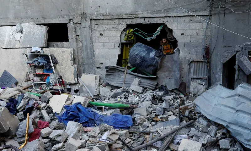 Palestinians inspect the site of Saturday&rsquo;s Israeli strike in the Central Gaza Strip on November 23, 2025. &mdash; Reuters