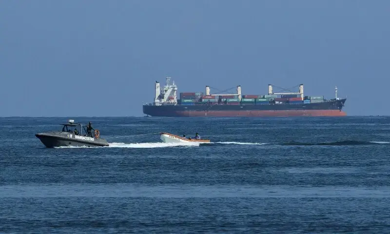 کیریبین میں فوجی تعیناتی کئی ماہ سے جاری ہے، ٹرمپ نے وینزویلا میں سی آئی اے کے خفیہ آپریشنز کی اجازت دی ہے۔
—فائل فوٹو: رائٹرز کیریبین میں فوجی تعیناتی کئی ماہ سے جاری ہے، ٹرمپ نے وینزویلا میں سی آئی اے کے خفیہ آپریشنز کی اجازت دی ہے۔
—فائل فوٹو: رائٹرز