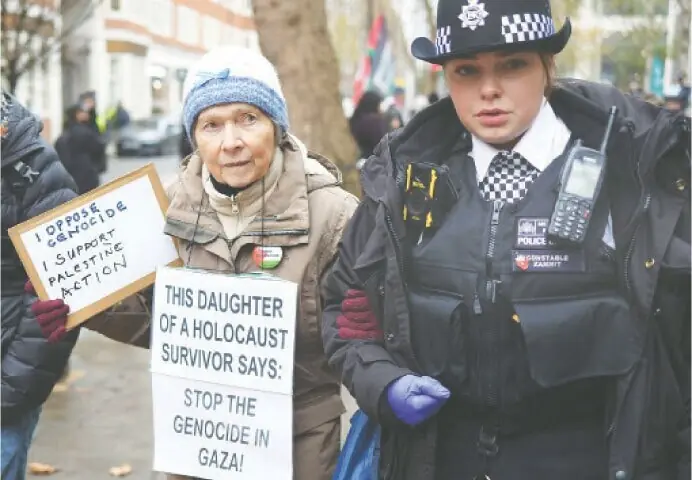 جنگ بندی کے آغاز سے اب تک کم از کم 342 فلسطینی اسرائیلی فائرنگ سے شہید ہو چکے ہیں — فوٹو: اے ایف پی جنگ بندی کے آغاز سے اب تک کم از کم 342 فلسطینی اسرائیلی فائرنگ سے شہید ہو چکے ہیں — فوٹو: اے ایف پی