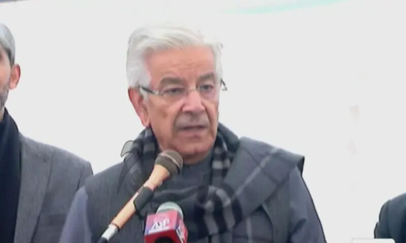 وزیر دفاع نے کہاکہ یہ سب بھارت کرے تو سمجھ آتی ہے، خود کو پاکستانی کہنے والے کریں تو غدار کہلائیں گے۔ — فائل فوٹو: ڈان نیوز