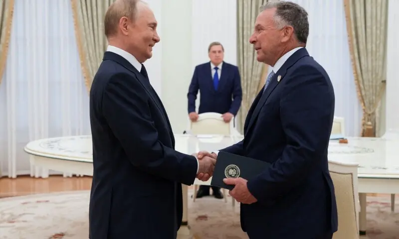 Russian President Vladimir Putin welcomes US President Donald Trump’s envoy Steve Witkoff during a meeting in Moscow, Russia on August 6, 2025. —Reuters/File