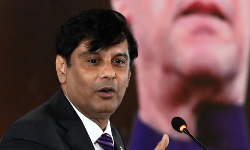 صحافی ارشد شریف کو اکتوبر 2022 میں کینیا کی پولیس نے گاڑی پر فائرنگ کرکے قتل کر دیا تھا۔ —فائل فوٹو: اے ایف پی صحافی ارشد شریف کو اکتوبر 2022 میں کینیا کی پولیس نے گاڑی پر فائرنگ کرکے قتل کر دیا تھا۔ —فائل فوٹو: اے ایف پی