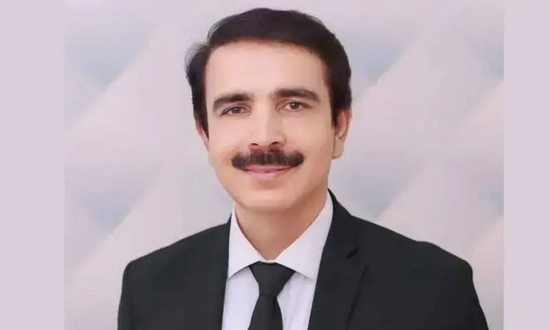 ڈسٹرکٹ بار کے صدر مہر محمد فرید نواز نول نے 3 روزہ ہڑتال اور سوگ کا اعلان کیا ہے۔ — فائل فوٹو: فیس بک ڈسٹرکٹ بار کے صدر مہر محمد فرید نواز نول نے 3 روزہ ہڑتال اور سوگ کا اعلان کیا ہے۔ — فائل فوٹو: فیس بک