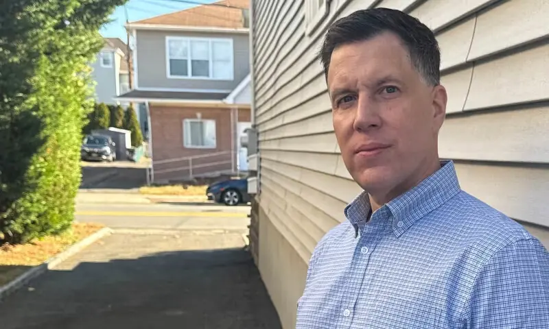 مالی فراڈ کے وقت نوواک ٹیلی مارکیٹنگ کمپنی میں انفارمیشن ٹیکنالوجی کے نائب صدر کے عہدے سے فارغ ہوئے تھے۔ —فوٹو: سی این این مالی فراڈ کے وقت نوواک ٹیلی مارکیٹنگ کمپنی میں انفارمیشن ٹیکنالوجی کے نائب صدر کے عہدے سے فارغ ہوئے تھے۔ —فوٹو: سی این این