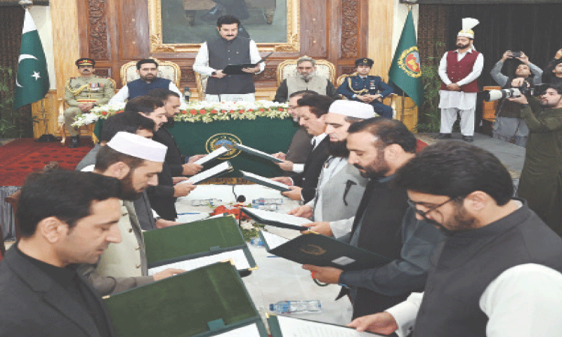 PESHAWAR: Governor Faisal Karim Kundi administers oath of office to KP cabinet members.&mdash;Dawn