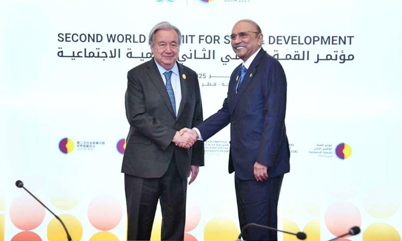 President Asif Ali Zardari shakes hands with United Nations Secretary General Ant&oacute;nio Guterres in Doha.&mdash;APP