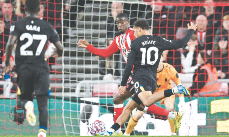 EVERTON’S Iliman Ndiaye shoots to score against Sunderland during the Premier League match at The Stadium of Light.—AFP EVERTON’S Iliman Ndiaye shoots to score against Sunderland during the Premier League match at The Stadium of Light.—AFP