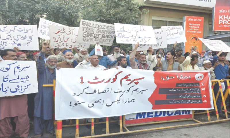 Representatives of displaced families stage a protest outside SC Karachi Registry.&mdash;Dawn