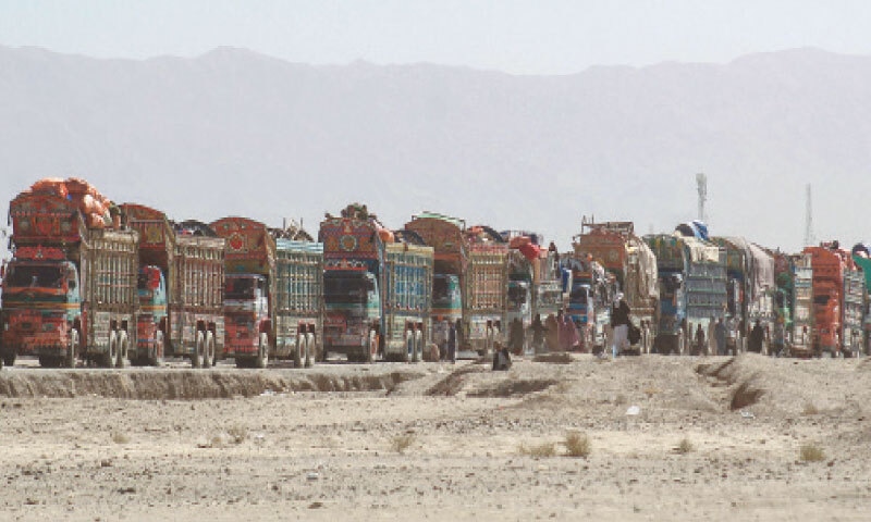 CHAMAN: Trucks carrying Afghan refugees amass near the Pak-Afghan border.&mdash;AFP