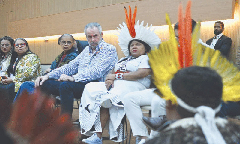 BRAZIL’s Environment Minister Marina Silva (centre-left), COP30 chief Andre Correa do Lago (centre) and Minister for Indigenous Peoples Sonia Guajajara (centre-right), meet representatives of Munduruku and
Pataxo groups during the UN Climate Change Conference in Belem.—AFP BRAZIL’s Environment Minister Marina Silva (centre-left), COP30 chief Andre Correa do Lago (centre) and Minister for Indigenous Peoples Sonia Guajajara (centre-right), meet representatives of Munduruku and
Pataxo groups during the UN Climate Change Conference in Belem.—AFP