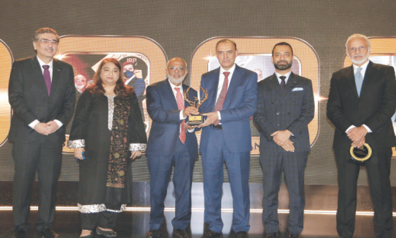 KARACHI: Meezan Bank CEO Irfan Siddiqui receives Best Bank Award from State Bank Governor Jameel Ahmed at the 10th Pakistan Banking Awards 2025 ceremony held on Friday.&shy;&mdash;Photo by Tahir Jamal/ White Star