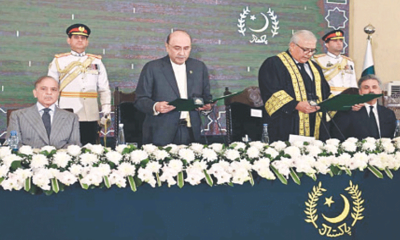 ISLAMABAD: President Asif Ali Zardari administers the oath of office to Justice Aminuddin Khan as Chief Justice of the Federal Constitutional Court at Aiwan-i-Sadr on Friday. Prime Minister Shehbaz Sharif and Chief Justice of Pakistan Yahya Afridi are also present.—PPI ISLAMABAD: President Asif Ali Zardari administers the oath of office to Justice Aminuddin Khan as Chief Justice of the Federal Constitutional Court at Aiwan-i-Sadr on Friday. Prime Minister Shehbaz Sharif and Chief Justice of Pakistan Yahya Afridi are also present.—PPI