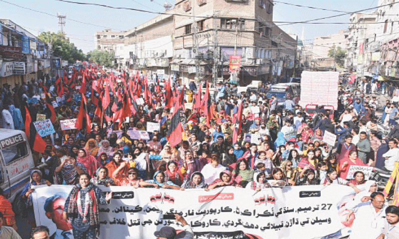 A large number of Sindhiyani Tehreek activists march on Hyderabad&rsquo;s Jail Road in protest over recent constitutional tweaks.&mdash;Dawn