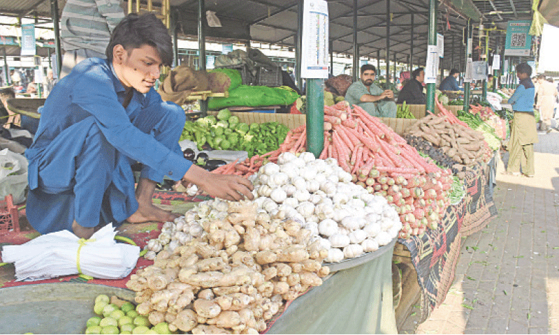 ISLAMABAD: Vendors sell vegetables at the country&rsquo;s first designated cashless weekly bazaar on Friday.&mdash;Online