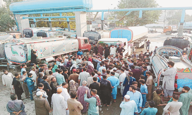 Residents besiege the Sakhi Hasan hydrant to protest against the lack of water supply to their areas.&mdash;PPI