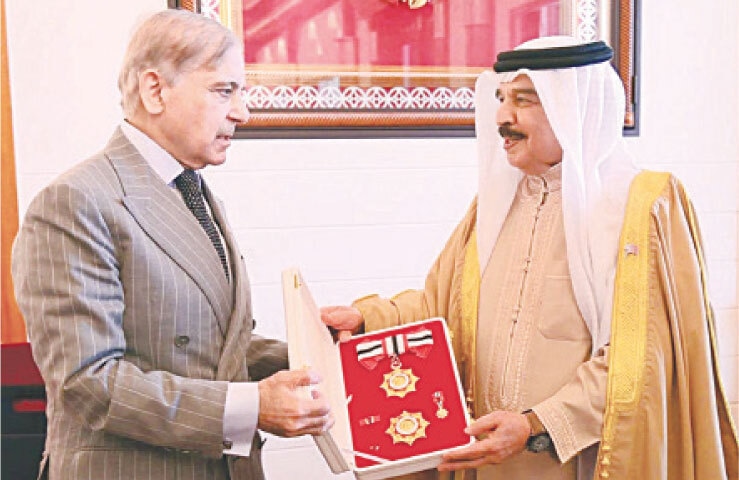  King Hamad bin Isa Al Khalifa confers the Order of Bahrain (First Class) upon Prime Minister Shehbaz Sharif.&mdash;APP 