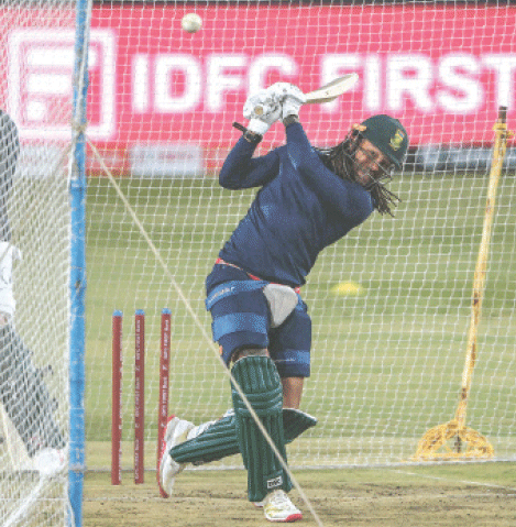 SOUTH AFRICA’S Tony de Zorzi bats during a net practice session at the JSCA International Stadium on Saturday.—AFP