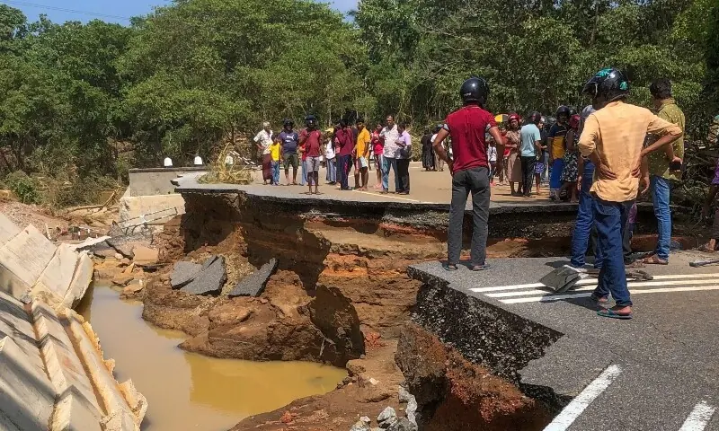 eople gather around the Deduru Oya Bridge, which collapsed after floods in Kurunegala on November 30, 2025. — AFP eople gather around the Deduru Oya Bridge, which collapsed after floods in Kurunegala on November 30, 2025. — AFP