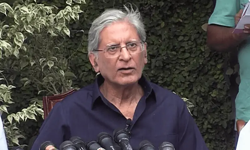 Senior PPP leader Aitzaz Ahsan addresses a press conference. &mdash; DawnNewsTV/File
