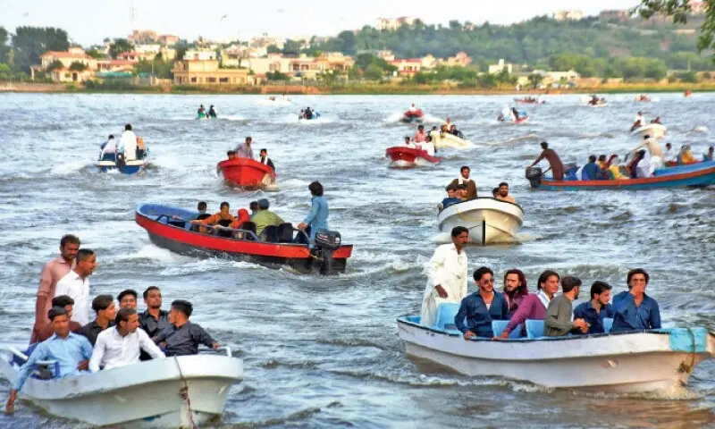 Families enjoy boat ride at Lake View Park. — Online