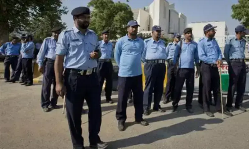 In this file photo, policemen in Islamabad keep guard outside the Supreme Court building. — Reuters/File In this file photo, policemen in Islamabad keep guard outside the Supreme Court building. — Reuters/File