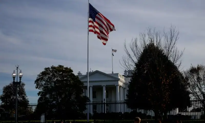 Visitors view the White House in Washington, DC, US, November 2. &mdash;REUTERS/File Photo