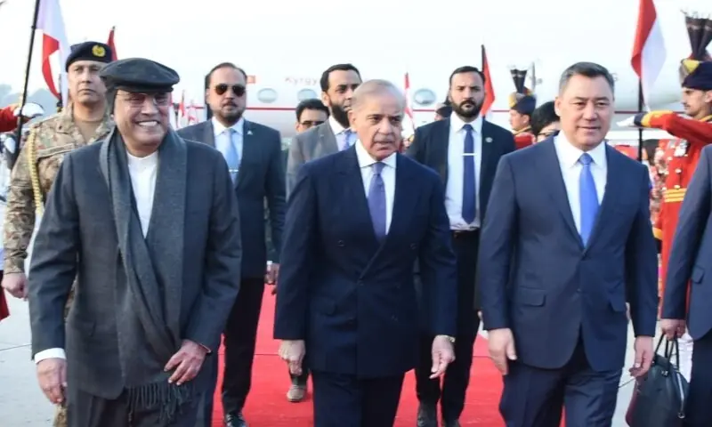 Prime Minister Shehbaz Sharif and President Asif Ali Zardari welcome Kyrgyzstan President Sadyr Zhaparov in Islamabad on Dec 3. &mdash; PTV News
