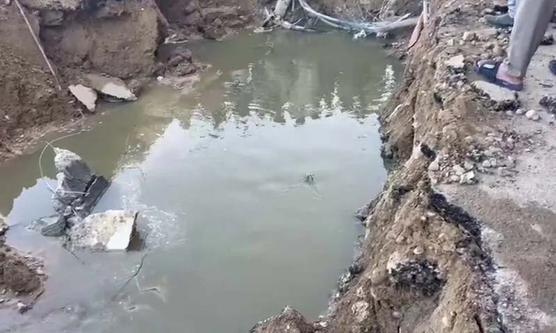 This image shows excavation work carried out on December 1 to locate the three-year-old boy who fell into an open manhole in Karachi&rsquo;s Gulshan-i-Iqbal on Sunday night. &mdash; DawnNewsTV
