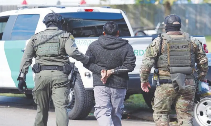 سیکریٹری ہوم لینڈ سیکیورٹی سفری پابندی کی فہرست کو 30 سے زائد ممالک تک بڑھانے کی تجویز دے چکی ہیں۔ —فائل فوٹو: اے ایف پی